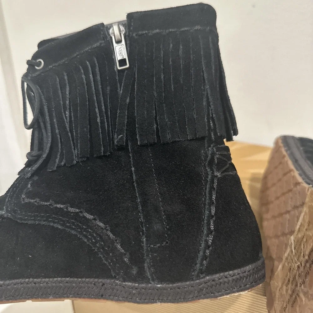 Ugg Australia Big Kid EU 36/US 6 Kyleigh Suede Fringe Moccasin Ankle Boots Black